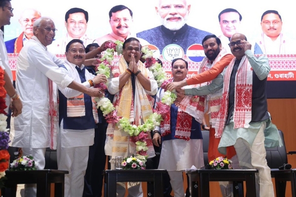 এনডিএ-র বিধায়ক দলের নেতা হিমন্তবিশ্ব শর্মাকে বিশাল মালা পরিয়ে সংবর্ধনা
