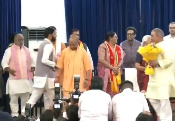 আচমকাই মন্ত্রিসভার সম্প্রসারণ যোগী আদিত্যনাথ সরকারের