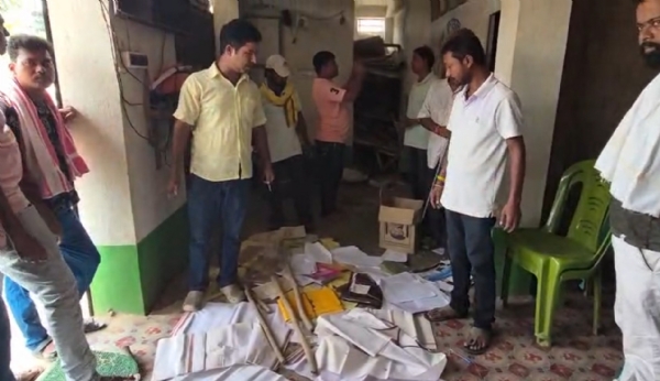 তৃণমূল কার্যালয়ের ভিতর লাঠি থান কাপড় ও সরকারি নথি