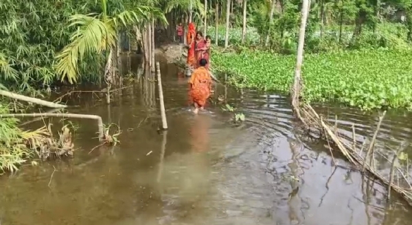 জলবন্দি পরিবারের দুর্দশা