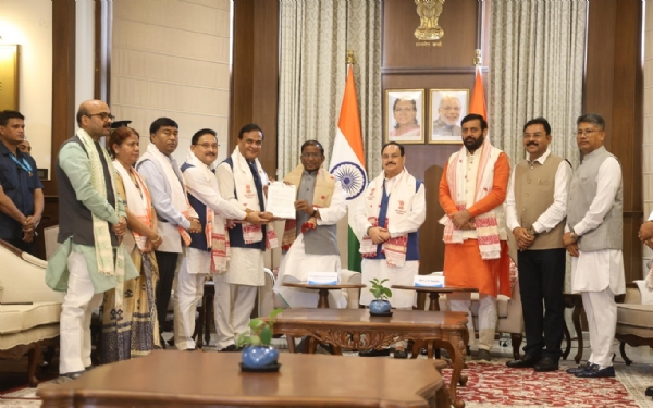 লোক ভবনে রাজ্যপালের হাতে সরকার গঠনের দাবিপত্র তুলে দিচ্ছেন হিমন্তবিশ্ব শর্মা