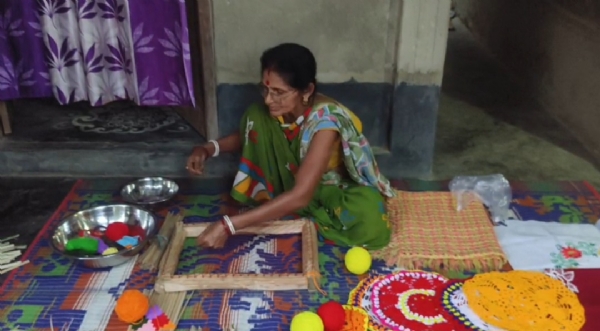 হাতপাখা তৈরি