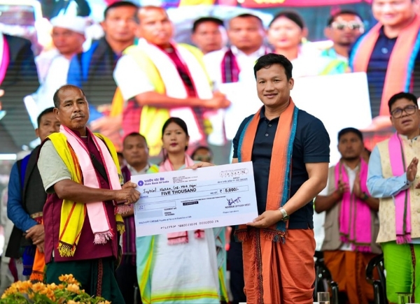 জনৈক গ্রামপ্রধানকে পারিশ্রমিকের চেক প্রদান