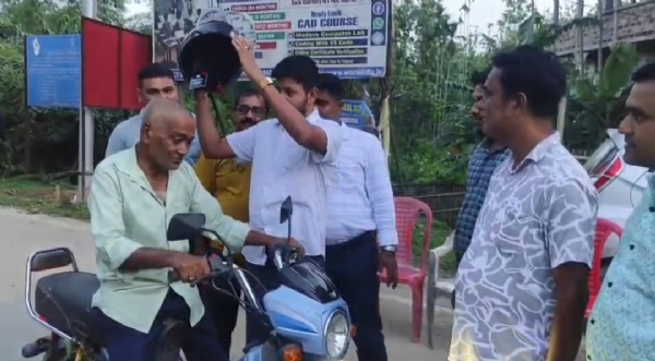 হেলমেট বিতরণ