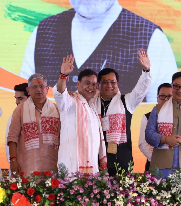 শপথগ্রহণ অনুষ্ঠান মঞ্চে কেন্দ্রীয় মন্ত্রী সর্বানন্দ সনোয়ালের সঙ্গে হিমন্তবিশ্ব শর্মা