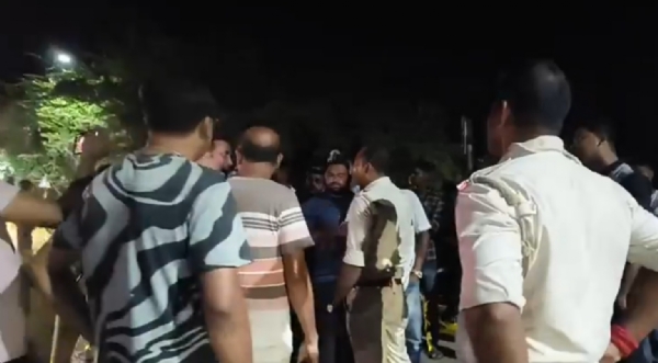 পুলিশ ও পথচারীদের মধ্যে বচসা