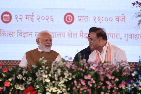 প্রধানমন্ত্রী নরেন্দ্র মোদীর সঙ্গে অন্তরঙ্গ মুহূর্ত মুখ্যমন্ত্রী হিমন্তবিশ্ব শর্মার