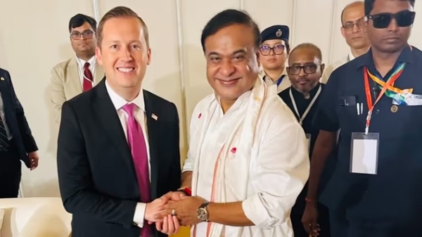 ভারতে নিযুক্ত মার্কিন রাষ্ট্রদূত সার্জিও গোরের সঙ্গে করমর্দন মুখ্যমন্ত্রী হিমন্তবিশ্ব শর্মার