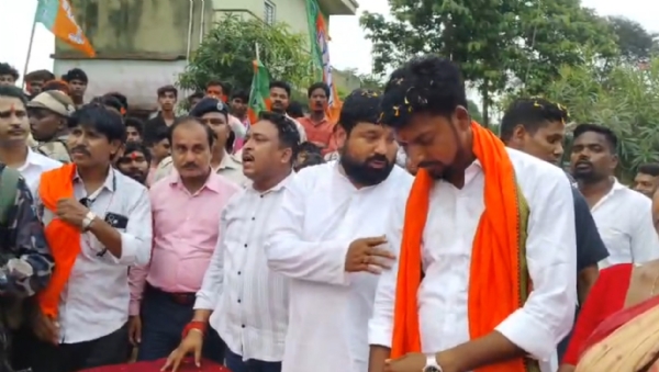 বিজয় মিছিলে বক্তব্য রাখছেন বিমান ঘোষ