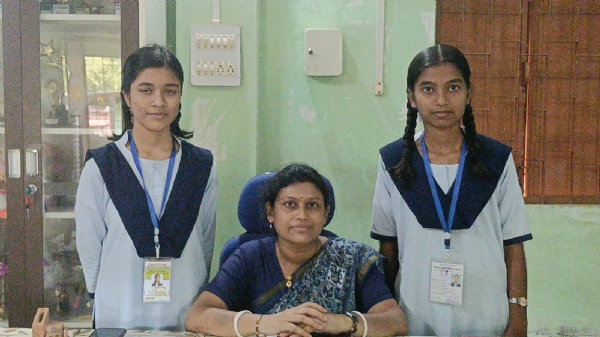 কৃতী দুই ছাত্রী