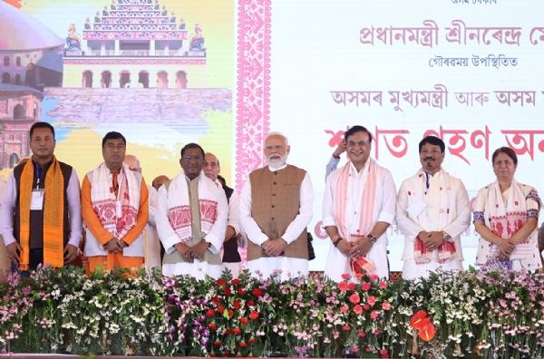 মুখ্যমন্ত্রী সহ চার পরিষদীয় মন্ত্রীর সঙ্গে প্রধানমন্ত্রী এবং রাজ্যপাল
