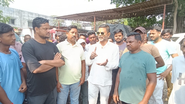 ড়িষড়া পৌরসভার অস্থায়ী কর্মীদের বিক্ষোভ