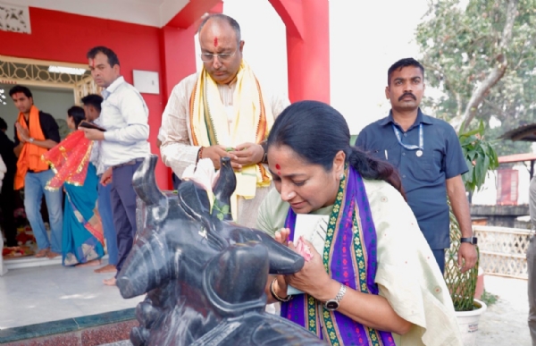 মাতাবাড়িতে রেখা গুপ্তা