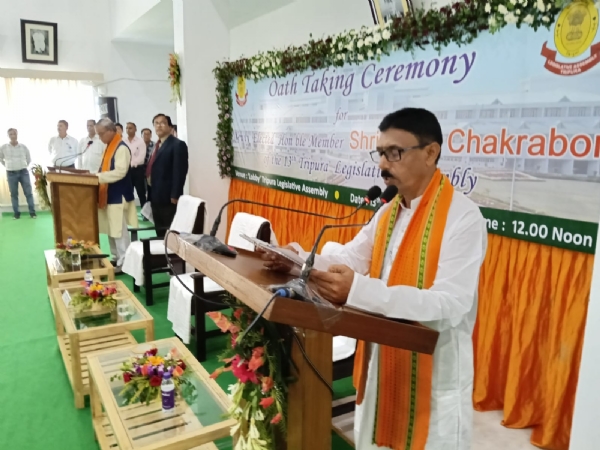শপথ নিলেন জহর চক্রবর্তী