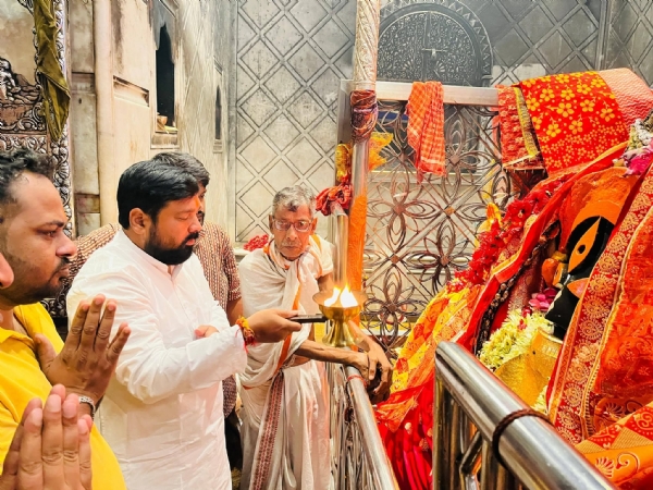 কালীঘাটে পুজো দিচ্ছেন বিমান ঘোষ