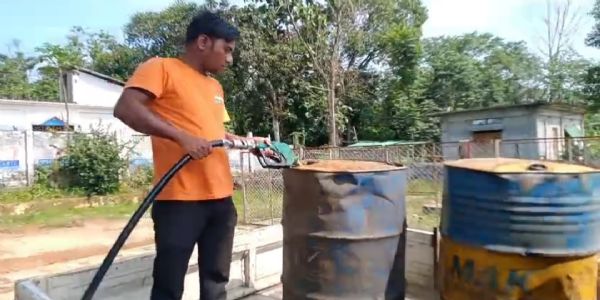 জ্বালানি সাশ্রয়ের আহ্বানের মধ্যেই পেট্রোল পাম্পে ভিড়, নেওয়া হচ্ছে ড্রামে ভরে, কালোবাজারির আশঙ্কা