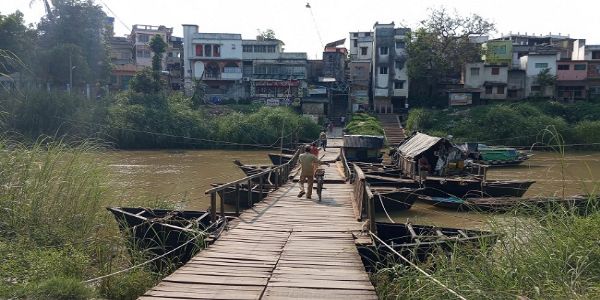 ব্রিটিশ আমল থেকে ঘাটালে নৌকায় ভাসমান সাঁকো দিয়ে চলছে নদী পারাপার