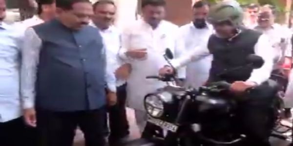 জ্বালানি সাশ্রয়ে বাইক নিয়ে বিধান ভবন পৌঁছলেন দেবেন্দ্র ফড়ণবিস