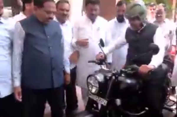 জ্বালানি সাশ্রয়ে বাইক নিয়ে বিধান ভবন পৌঁছলেন দেবেন্দ্র ফড়ণবিস