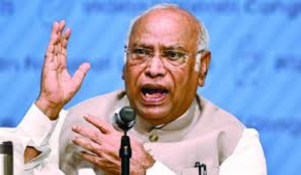 ভোট মিটতেই বাড়ল জ্বালানির দাম, মোদী সরকারকে বিঁধলেন খাড়্গে