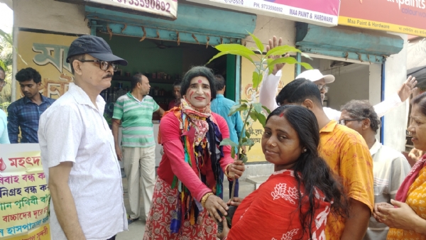 আমের চারা উপহার দিচ্ছেন বহুরূপী নামে খ্যাত শিক্ষক দেবাশীষ মুখোপাধ্যায় আমের চারা উপহার দিচ্ছেন বহুরূপী নামে খ্যাত শিক্ষক দেবাশীষ মুখোপাধ্যায়