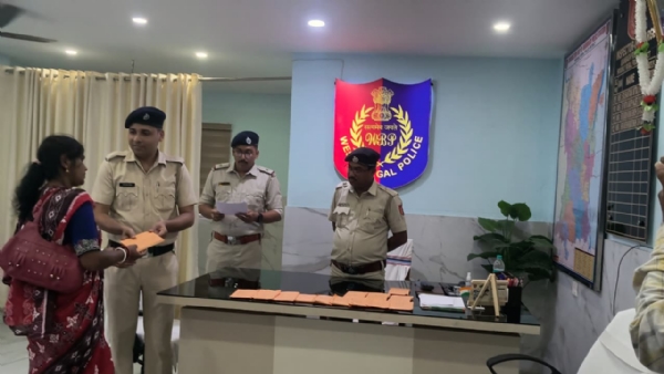 হারানো মোবাইল মালিকের হাতে তুলে দিচ্ছেন পুলিশ আধিকারিক