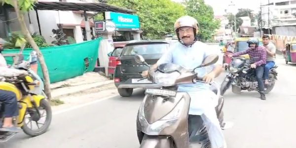 প্রধানমন্ত্রীর আহ্বানে সরকারি গাড়ি ও এসকর্ট ছাড়লেন সাংসদ রাজীব ভট্টাচার্য, স্কুটিতে এলাকা পরিদর্শন