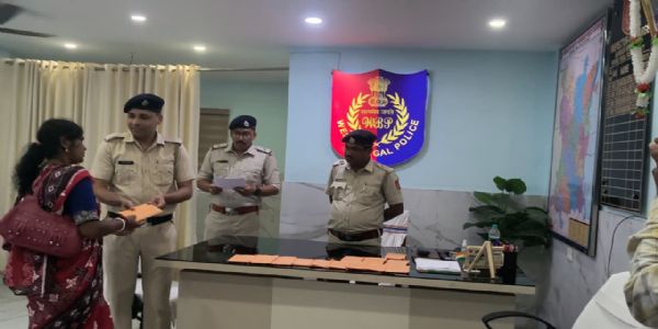 আরামবাগ পুলিশের সাফল্য, উদ্ধার হওয়া ২০টি মোবাইল ফের মালিকদের হাতে