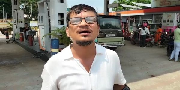 রাধানগর পেট্রোল পাম্পে অটোচালকের হামলায় রক্তাক্ত সাংবাদিক