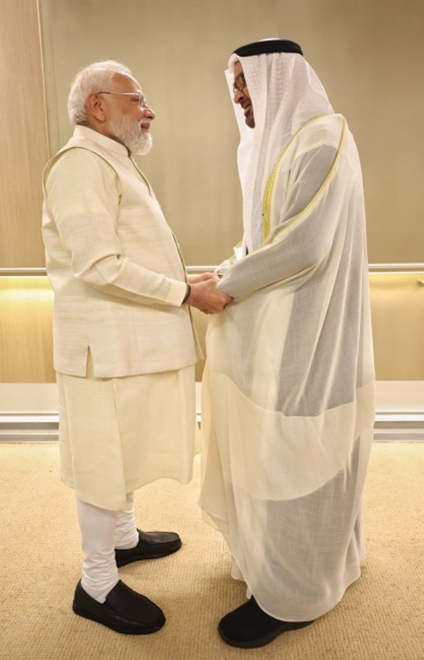 প্রধানমন্ত্রী মোদীকে অভ্যর্থনা আরব আমিরশাহীর প্রেসিডেন্টের