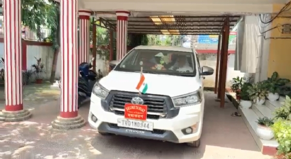 এসকর্ট ছাড়া মন্ত্রীর গাড়ি