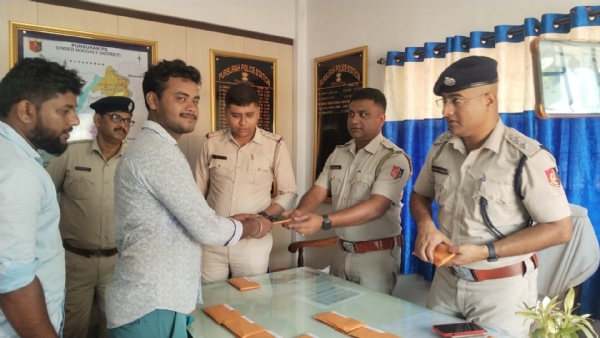 মালিকদের হাতে ফোন ফেরত দিচ্ছেন পুলিশ আধিকারিক