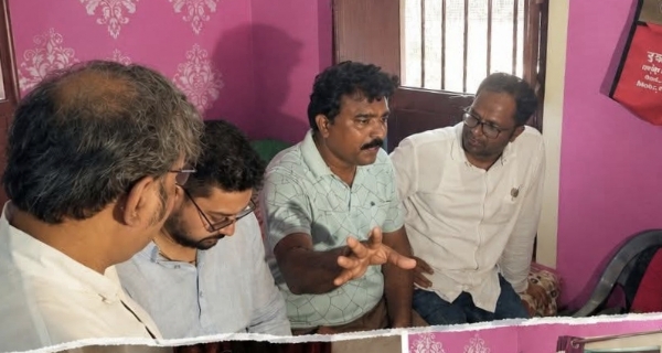 সঞ্জয় পালের সঙ্গে কথা বলছেন তৃণমূলের প্রতিনিধিদল