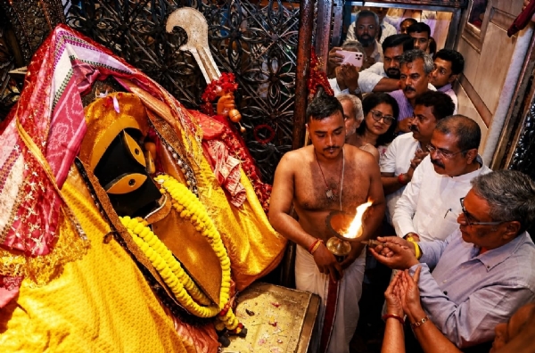 কালীঘাট মন্দিরে ফলহারিণী কালীপুজোতে বিধায়ক