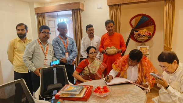 অধ্যক্ষ রথীন্দ্র বোস সস্ত্রীক ভবতারিণী মন্দিরে