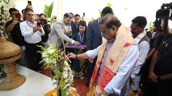 প্রদীপ প্রজ্বলন করছেন মুখ্যমন্ত্রী
