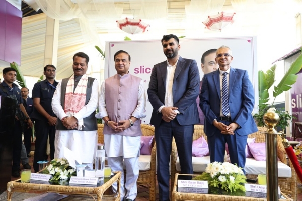 এআই-পাওয়ার্ড স্লাইস স্মল ফিনান্স ব্যাংক-এর প্রধান শাখা উদ্বোধন করে অন্যদের সঙ্গে মুখ্যমন্ত্রী