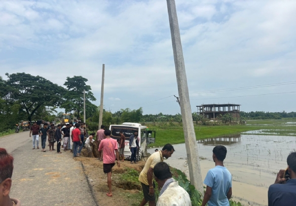 বরযাত্রীবাহী গাড়ি ক্ষেতে