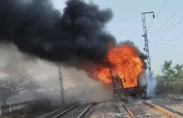 রাজধানী এক্সপ্রেসের দুই কোচে আগুন, অল্পের জন্য রক্ষা পেলেন যাত্রীরা