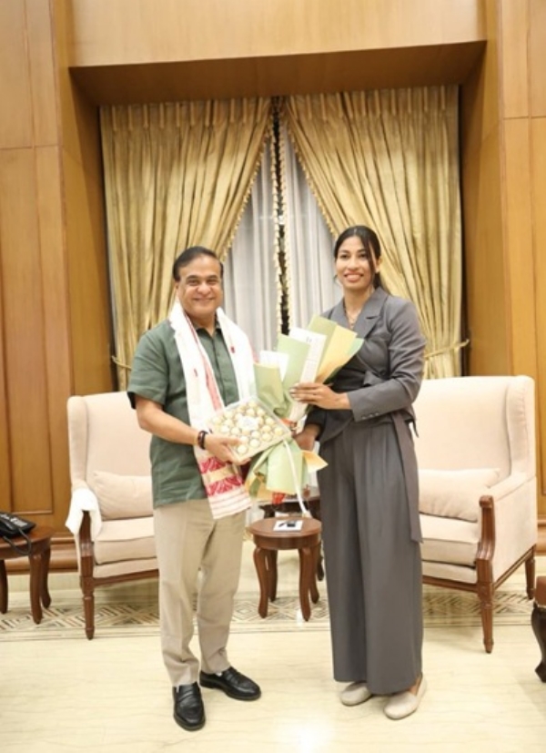 বক্সার লাভলিনা বড়গোঁহাইকে সংবর্ধনা জানাচ্ছেন মুখ্যমন্ত্রী হিমন্তবিশ্ব শর্মা