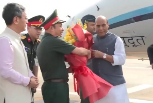 হ্যানয় পৌঁছলেন রাজনাথ, সফরের দ্বিতীয় পর্যায়ে যাবেন দক্ষিণ কোরিয়া