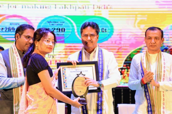 স্ব-সহায়ক দলকে সম্মাননা