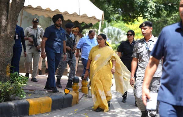 প্রধানমন্ত্রীর আহ্বানে সাড়া, মেট্রোয় সফর করলেন দিল্লির মুখ্যমন্ত্রী রেখা