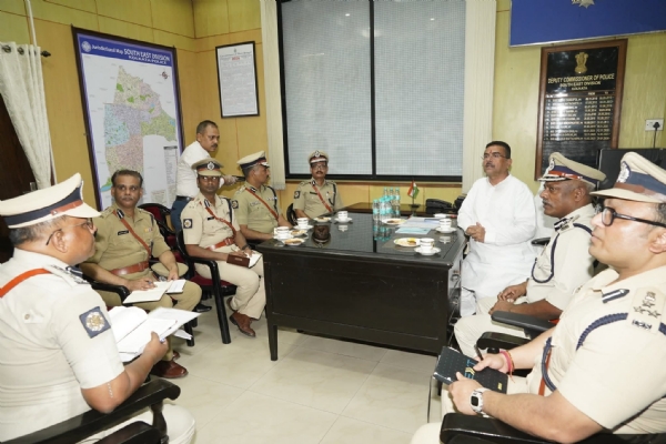 কলকাতা পুলিশের ডিভিশন অফিসে মুখ্যমন্ত্রী
