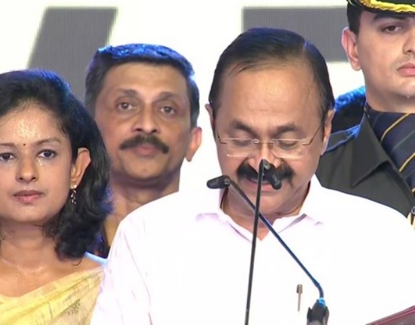 কেরলমে ইউডিএফ-এর প্রত্যাবর্তন, মুখ্যমন্ত্রী পদে শপথ সতীশনের কেরলমে ইউডিএফ-এর প্রত্যাবর্তন, মুখ্যমন্ত্রী পদে শপথ সতীশনের