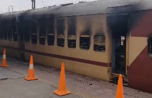 সাসারাম-পাটনা প্যাসেঞ্জার ট্রেনে আগুন, হতাহতের খবর নেই সাসারাম-পাটনা প্যাসেঞ্জার ট্রেনে আগুন, হতাহতের খবর নেই