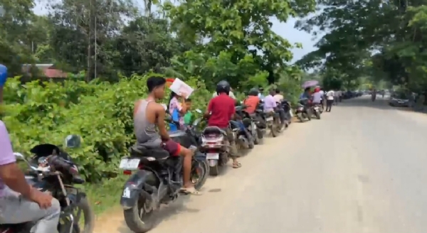 পেট্রোলের জন্য লাইন