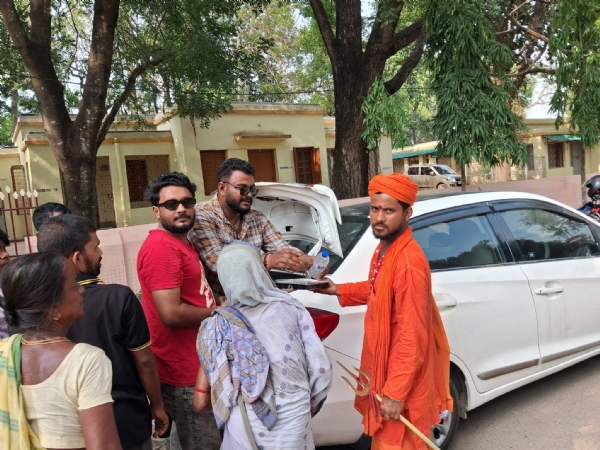 মধ্যাহ্ন ভোজ তুলে দিচ্ছেন ওবিসি মোর্চার কার্যকর্তারা