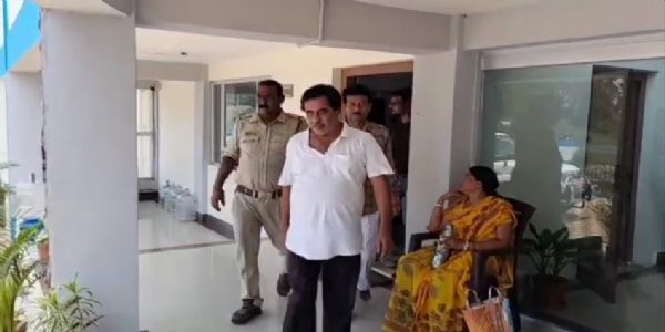 তোলাবাজি ও প্রাণনাশের হুমকির অভিযোগে গ্রেফতার তৃণমূলের ব্লক সভাপতি ও পঞ্চায়েত প্রধান