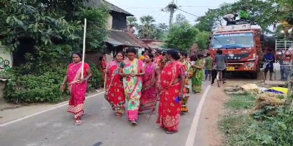 ‘মদ মুক্ত বাংলা’র দাবিতে চন্দ্রকোনায় লাঠি হাতে পথে প্রমীলাবাহিনী
